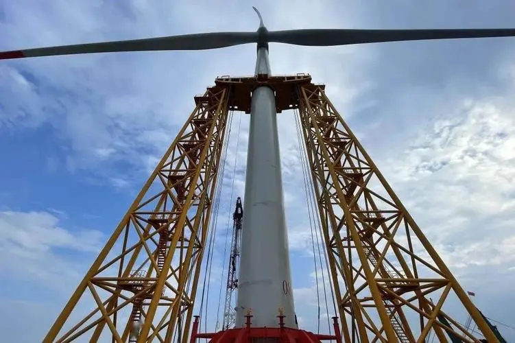 港航工程公司已完成華能廣東勒門海上風電項目首臺11兆瓦風機吊裝！